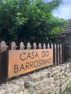 een teken dat zegt casa do barrosinho achter een hek bij Casa do Barrosinho in Penedones