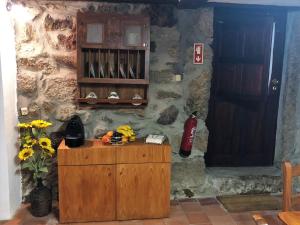 cocina con encimera de madera y pared en Casa do Barrosinho, en Penedones 17 fotos más