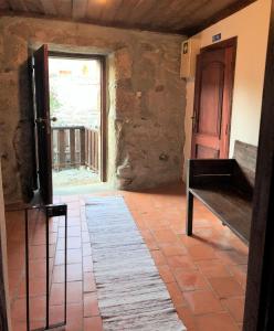 een lege kamer met een bank en een raam bij Casa do Barrosinho in Penedones