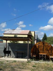 un pabellón, una mesa de picnic y un banco en Афреем дом en Borovoye