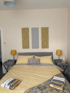 1 dormitorio con 1 cama grande y 2 mesas en Newly Renovated Flat with Free Parking en Walker Gate