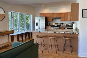 Η κουζίνα ή μικρή κουζίνα στο Park City Palace - Entire House