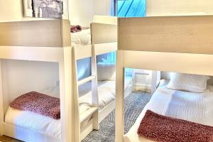 Ένα ή περισσότερα κρεβάτια σε δωμάτιο στο Park City Palace - Entire House