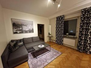 sala de estar con sofá y mesa en Mysigt lägenhet i Stockholm City, en Estocolmo
