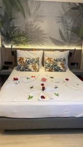 łóżko z białą pościelą i kwiatami w obiekcie ALESSIA HOTEL & SPA w Side