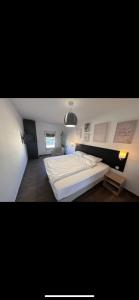 1 dormitorio con 1 cama blanca grande. en Texas pub & apartman, en Budapest