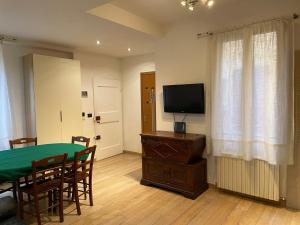uma sala de estar com uma mesa com uma televisão e uma mesa de sidx em Residenza Santo Stefano 95 - Santo Stefano apartment em Bolonha