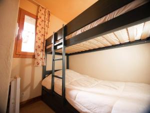 een slaapkamer met 2 stapelbedden en een raam bij Appartement Valmorel, 3 pièces, 6 personnes - FR-1-291-727 in Valmorel