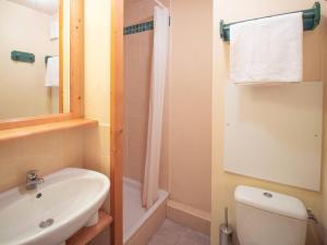 een badkamer met een wastafel, een toilet en een douche bij Appartement Valmorel, 3 pièces, 6 personnes - FR-1-291-727 in Valmorel