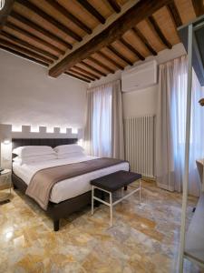 西恩納的住宿－Torre del Fuggisole，一间卧室配有一张大床和一张桌子