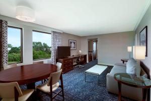 ein Wohnzimmer mit einem Sofa und einem Tisch in der Unterkunft Sheraton Suites Philadelphia Airport in Philadelphia