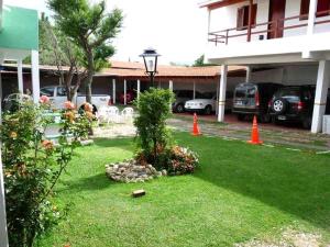 un patio frente a un aparcamiento con conos naranjas en Hotel 20 de Junio en Mina Clavero