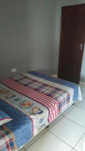 łóżko z dwoma kocami w pokoju w obiekcie Apt vista panorâmica w mieście Triunfo