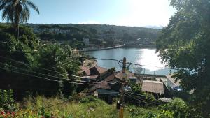 a view of a river with houses on a hill at Apt vista panorâmica in Triunfo