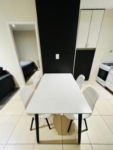 a white table and chairs in a living room at Hermoso departamento Godoy Cruz in Godoy Cruz