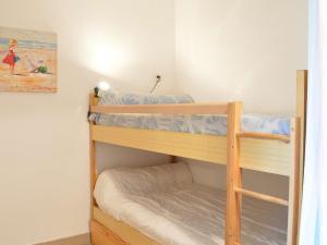 a bunk bed room with two bunk beds at Appartement Cap d'Agde, 2 pièces, 6 personnes - FR-1-249-127 in Cap d'Agde