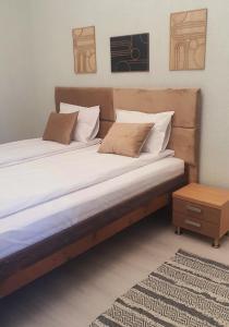 En eller flere senge i et værelse på ORI Vintage Beauty Apart Malul Muresului