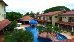 einen Luftblick auf ein Resort mit einem Pool in der Unterkunft Gran Hotel Azuero in Chitré