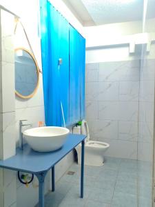 a bathroom with a sink and a toilet at NHÀ KHÁCH KEN in Cà Mau