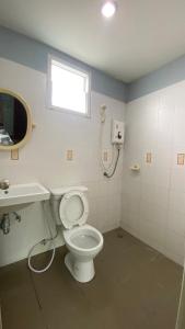 烏隆他尼的住宿－ริเวอร์ไซด์ อพาทเมนต์，一间带卫生间、水槽和窗户的浴室