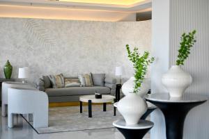 بوابة النخيل للشقق الفندقية في الرياض: غرفة معيشة مع أريكة وطاولة