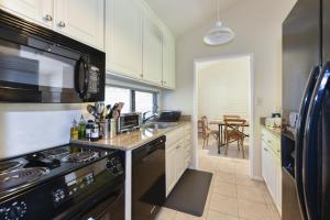 Η κουζίνα ή μικρή κουζίνα στο 15 Fairways condo