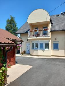 帕莱Konak Cicović的带有阳台并种有鲜花的房子