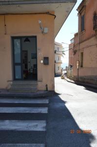 ein Gebäude mit einer Tür auf der Straßenseite in der Unterkunft il veliero di naxos in Giardini-Naxos