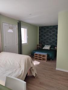 1 dormitorio con cama, sofá y ventana en Studio J, en Oyonnax