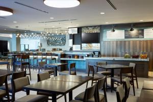 un ristorante con tavoli e sedie e un bar di Courtyard by Marriott Thousand Oaks Agoura Hills ad Agoura Hills