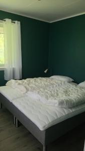 Un pat sau paturi într-o cameră la Lyngtun