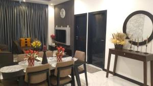 uma sala de jantar com mesa e cadeiras e uma sala de estar em MercuryFM 105 House Colombo 3 - Schofield pl 3-2 em Colombo