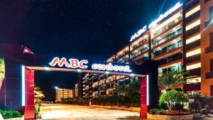budynek z napisem "mdb condominium" w obiekcie Phuket Airport Hotel at Mai Khao Beach w mieście Ban Bo Sai Klang