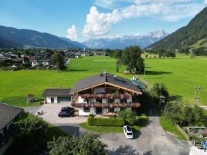 una vista aérea de una casa en un campo verde en Appartement Pointschneiderhof, en Maishofen 22 fotos más