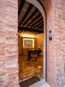 um arco que conduz a uma sala de estar com uma mesa em Torre del Fuggisole em Siena