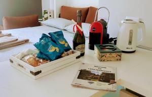 ein Tisch mit zwei Kisten mit Lebensmitteln und einer Flasche Wein in der Unterkunft Casa Francesca in Peschiera del Garda + 26 Fotos