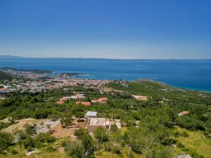 eine Luftansicht auf eine Stadt und das Meer in der Unterkunft Cottage Baskovic in nature park in Makarska