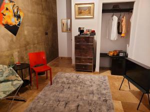 普若佛的住宿－Cittadella Suite，一间卧室配有梳妆台和红色椅子