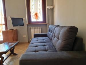 een woonkamer met een bank en een tafel bij Betulle 2G in Leinì