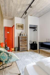 普若佛的住宿－Cittadella Suite，带沙发和钢琴的客厅