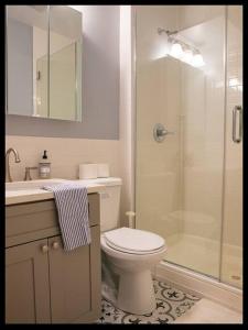 een badkamer met een toilet, een douche en een wastafel bij 4BR 10 mins walk to Central Park! in New York