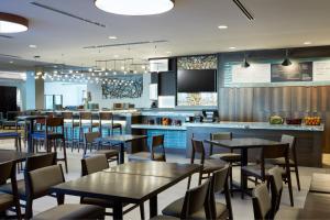 A restaurant or other place to eat at TownePlace Suites by Marriott Thousand Oaks Agoura Hills
