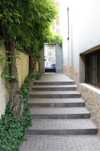 un conjunto de escaleras que conducen a una puerta en un edificio en Gambara GuestS House en Milán