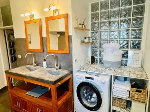 y baño con 2 lavabos y lavadora. en Maison Gabriel - Logement charmant au cœur de la Cité Médiévale - T3 75m2, en Albertville