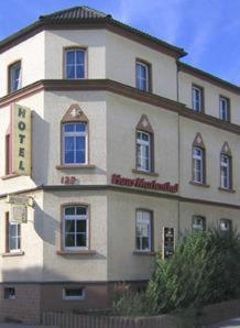 un gran edificio blanco con un cartel. en Hotel Haus Marienthal, en Zwickau