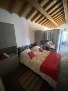 a bedroom with a bed with red and white pillows at Tapada da Eira e Chanca in Fortios
