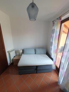a bed sitting in a room with a window at Casa-Shila in Luino