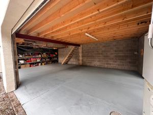 een lege garage met een houten plafond en een bakstenen muur bij Fulwood House in Grimsargh