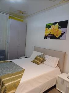 - une chambre avec un lit et une peinture murale dans l'établissement Orchidea, à Bologne