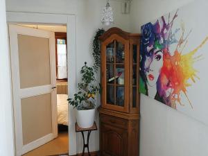 une chambre avec une armoire et un tableau sur le mur dans l'établissement Bed and Breakfast Lek & Jo, 